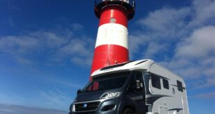 Wohnmobil an der Ostsee vor einem Leuchtturm