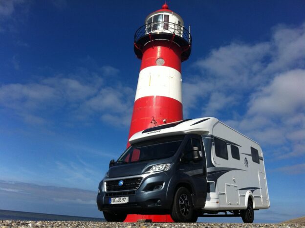 Wohnmobil an der Ostsee vor einem Leuchtturm
