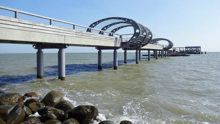 Grömitz Seebrücke mit Ostseewellen