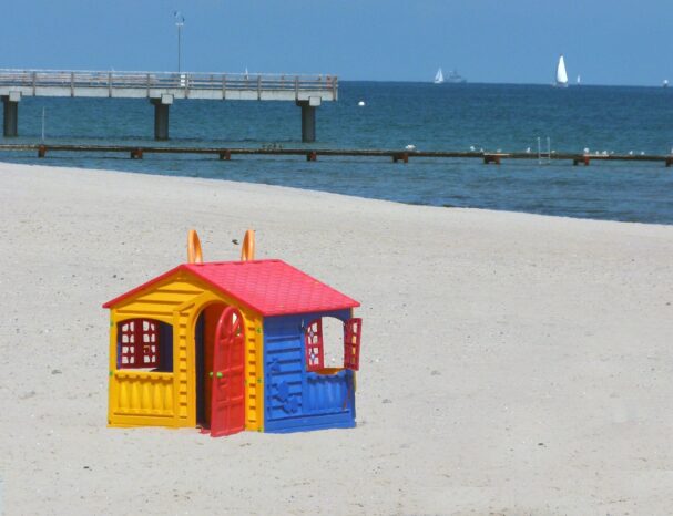 Buntes Spielhaus am Strand von Großenbrode