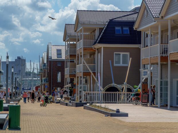 Hafenpassage in Heiligenhafen mit Geschäften und Ferienwohnungen