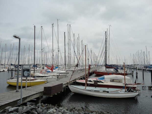 Heiligenhafen Marina mit Segelbooten bei bewölktem Himmel