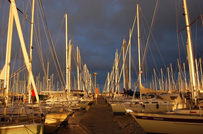 Segelboote in der Marina Heiligenhafen im warmen Abendlicht