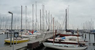 Heiligenhafen Hafen mit Booten und Promenade
