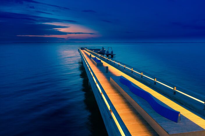 Heiligenhafen Seebrücke am Abend mit beleuchtetem Steg