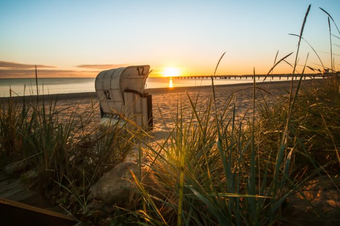 Strandkorb an der Ostsee bei Sonnenuntergang