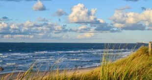 Scharbeutz Promenade und Ostsee am frühen Morgen