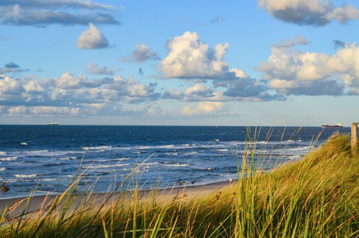 Scharbeutz Promenade und Ostsee am frühen Morgen