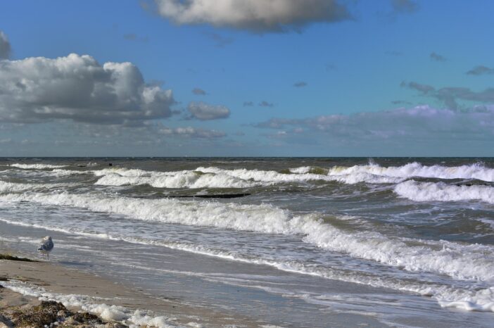 Dahme im Herbst mit bewegter Ostsee und weiter Küste