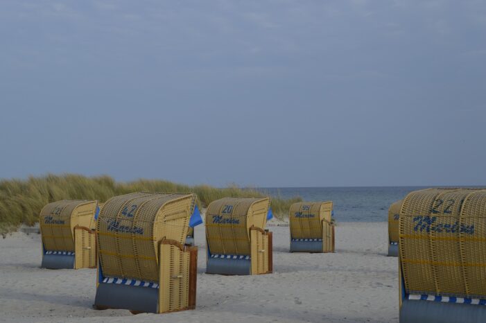 Kellenhusen Strand im Frühling mit Strandkörben