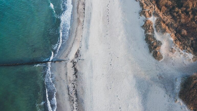 Großenbrode Strand im Winter mit ruhiger Küstenlandschaft