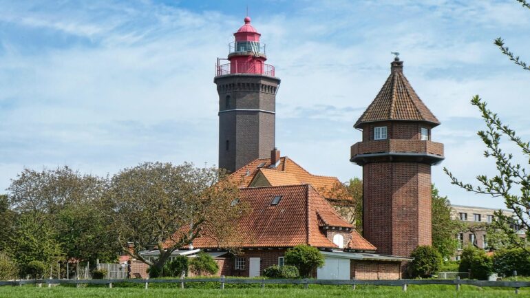 Fehmarn Leuchtturm an der Ostseeküste bei klarem Himmel