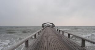 Kellenhusen im Frühling mit Seebrücke und ruhiger Ostsee