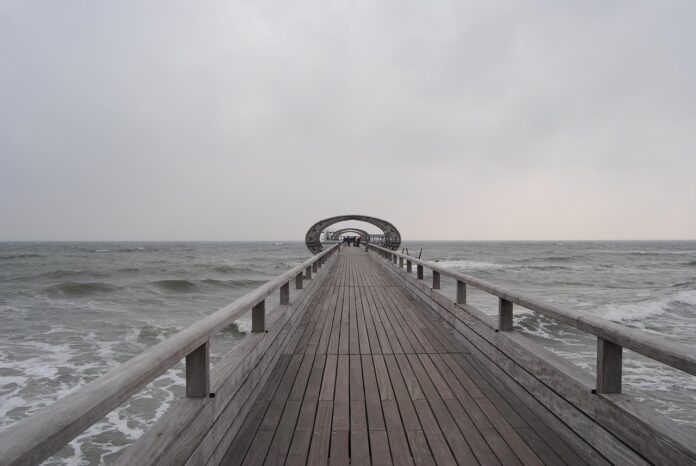 Kellenhusen im Frühling mit Seebrücke und ruhiger Ostsee