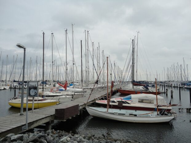 Heiligenhafen Hafen am frühen Morgen mit Booten und ruhigem Wasser