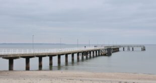 Timmendorfer Strand mit Seebrücke und bewölktem Himmel