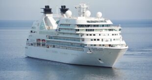 Travemünde am frühen Morgen mit Schiff und ruhigem Wasser