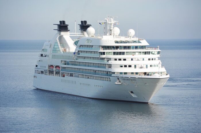 Travemünde am frühen Morgen mit Schiff und ruhigem Wasser