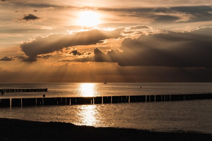 Travemünde bei Sonnenaufgang mit warmem Licht über der Ostsee