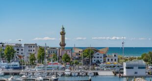 Travemünde bei Regen mit maritimer Hafenstimmung